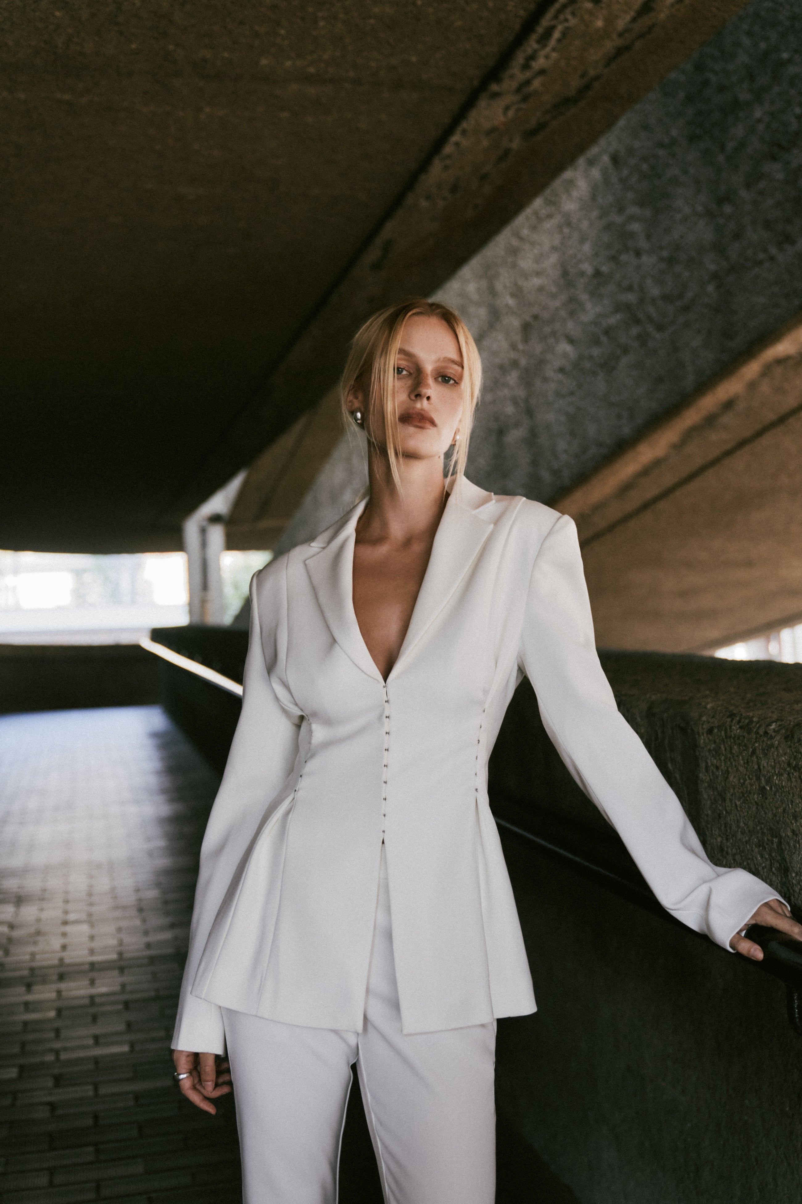 Hook & Eye Hourglass Blazer - White